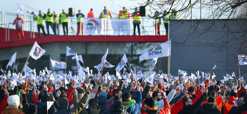 Eldőlt: tovább sztrájkolnak a győri Audiban