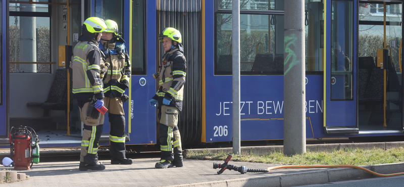 Felgyújtottak egy villamoson utazó nőt a németországi Gera városában