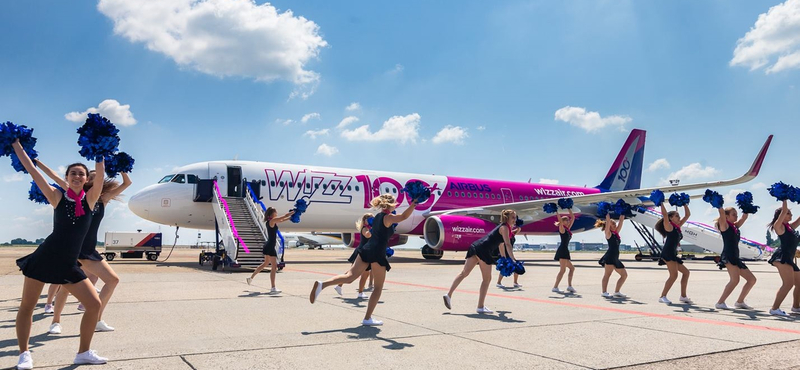 Pomponlányok avatták fel a Wizz Air különleges, 100. gépét – fotók