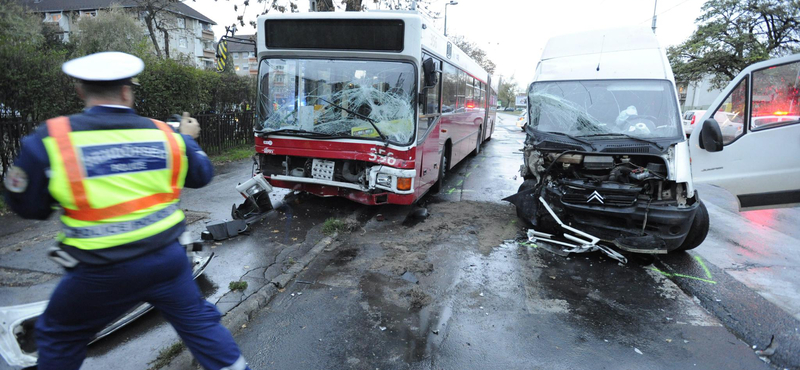 Fotó: ittas furgonvezető rohant bele a troliba