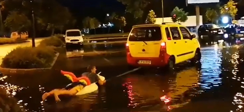 Akkora vihar volt, hogy unikornisos úszógumival vízisíeltek a parkolóban