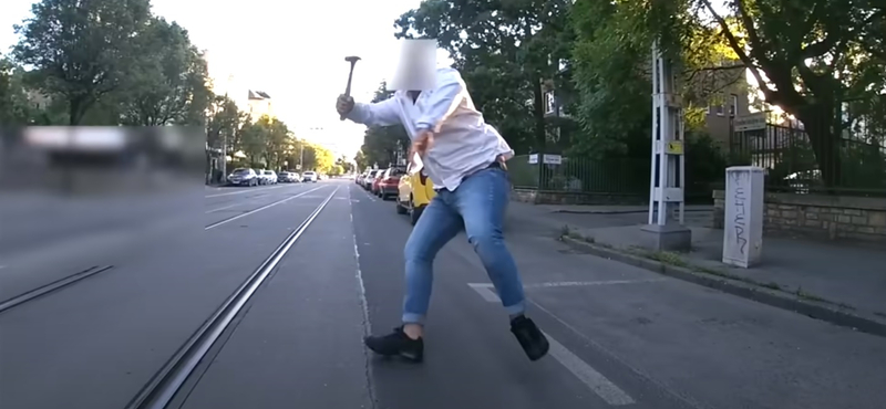 Kalapáccsal a kezében várta be egy taxis a neki beintő biciklist Zuglóban – videó