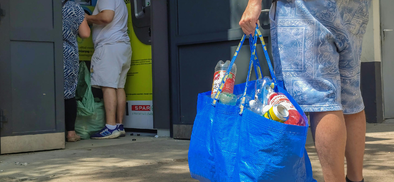 Rossz automaták, félreutalt pénzek, hosszú sorok: vallottak a magyarok a palackok visszaváltásáról