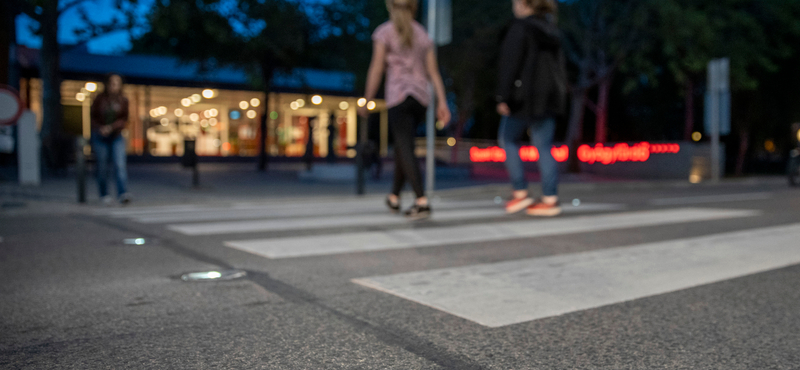 Az okoszebrák csökkenthetik a gázolásos balesetek számát a gyalogos átkelőhelyeknél