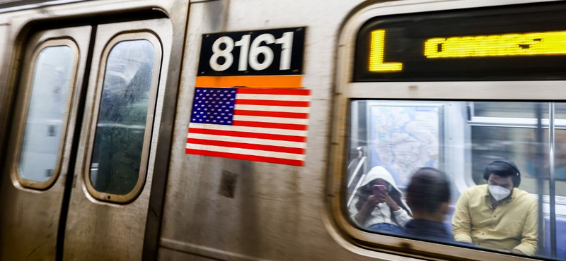 Addig tartottak fojtófogásban egy balhézó utast a New York-i metrón, hogy végül meghalt