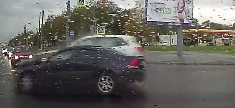 Elemi erővel csapódott az Audi a Volvoba – videó