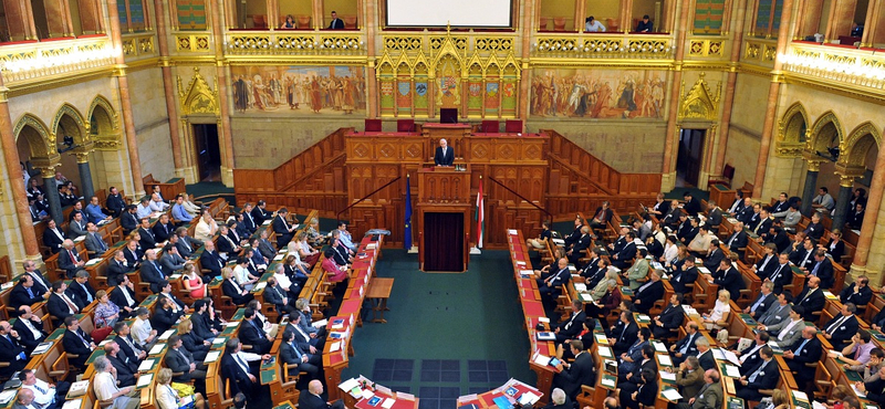 Döbbenetesen szegények a magyar emberek Navracsics szerint - percről percre a parlamentből