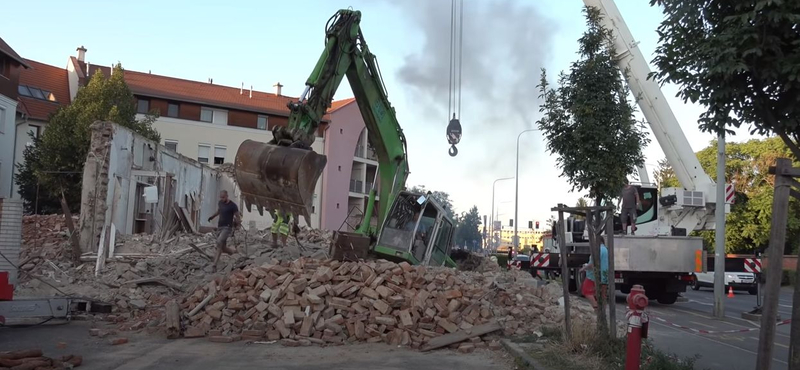 Videón, ahogy kiszabadítják a pincébe zuhant 20 tonnás markolót Szombathelyen