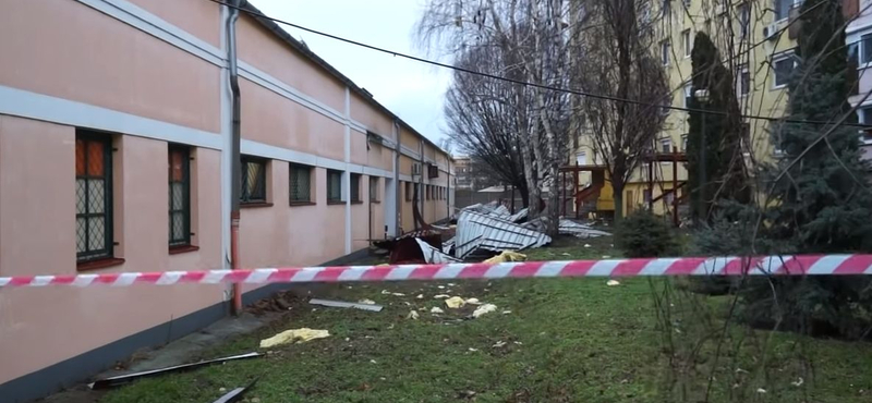 Letépte az orosházi vásárcsarnok tetejét a szél – videó