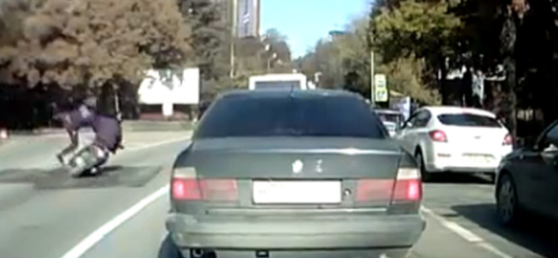 Leütött a rendőr egy száguldó motorost – videó