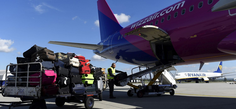 Videó buktatott le egy poggyászrakodót, ahogy izomból dobálta ki a Wizz Air-gépből a bőröndöket