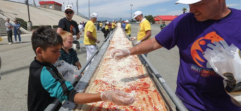 Hallják, ahogy dől a leghosszabb pizza világrekordja?