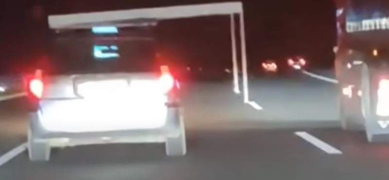 A lehetetlent nem ismerve vágott neki a bútorszállításnak egy autós az M7-esen – videó