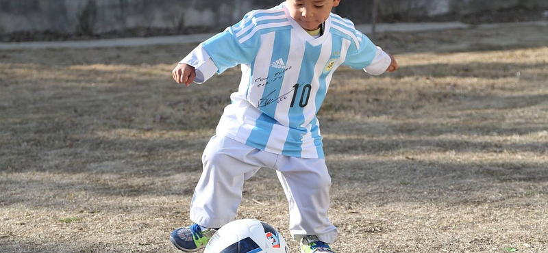 Valódi Messi-mezt kapott a futballsztártól a Messi-nejlonzacskós afgán kissrác