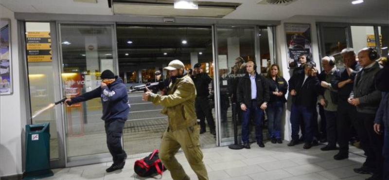 Művér, szétlőtt metrókocsi - Orbán videót posztolt a TEK-gyakorlatról