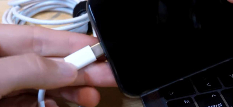 Rekordárat fizettek a világ első, USB-C-s iPhone-jáért