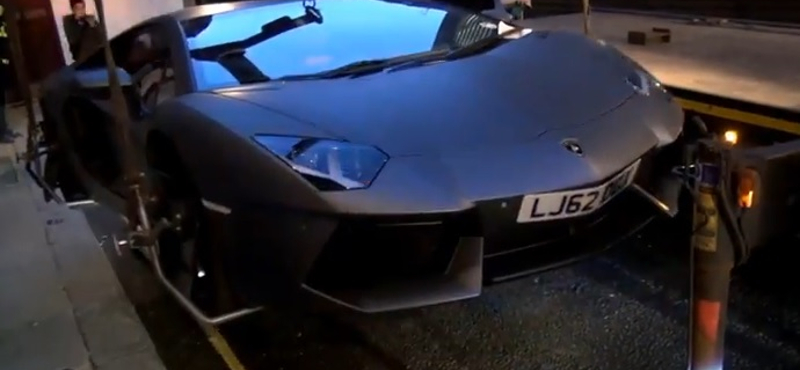 Videó: Londonban nem kivételeznek a tilosban parkoló Lamborghinikkel