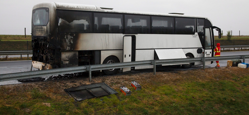 Fotó az M7-esen kiégett buszról