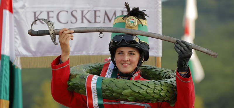 Tóth Tamara nyerte a Nemzeti Vágtát, vele az ötmilliót és a Herendi huszárszobrot