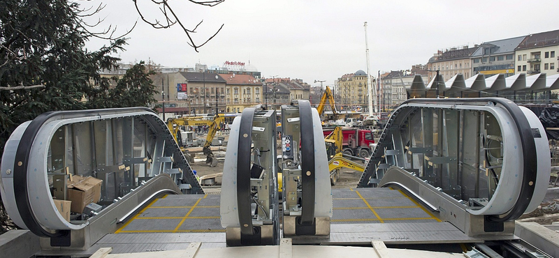 VEKE: A sínekre önti az embereket a Széll Kálmán téri mozgólépcső