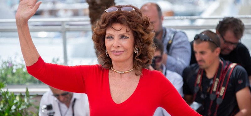 Sophia Loren üzent a műtétje után