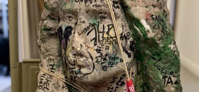 Véletlenül megtalálták Jim Morrison 37 éve ellopott síremlékét