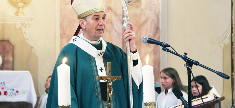 Több ezer hívő kéri Ferenc pápát, hogy menessze a veszprémi érseket