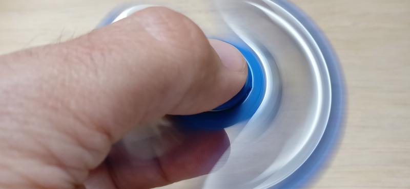 Tudja, mi az a fidget spinner? Nem? Pedig hamarosan ön is meg fog őrülni érte