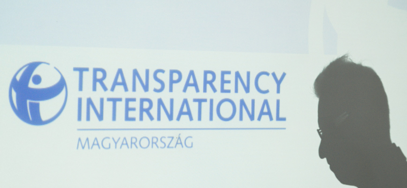 Vizsgálati jelentésnek mondott politikai pamfletben ostorozza Lánczi hivatala a Transparency International Magyarországot