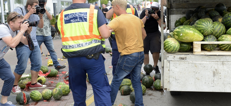 Fotók: rothadt dinnyét öntöttek a budaörsi Tesco elé a gazdák, egy embert elvittek a rendőrök