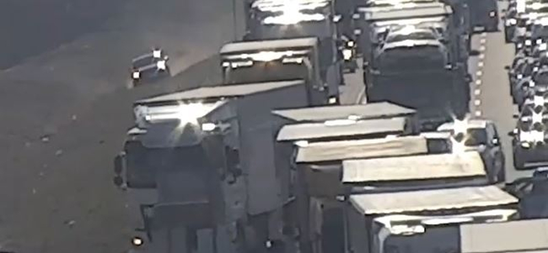 Az M1-es autópálya oldalán lévő rézsűn akarta kikerülni a dugót egy sofőr – videó