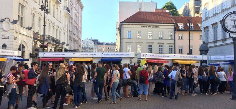 Ki nem találná, ki volt a könyvheti dedikálások legnagyobb sztárja