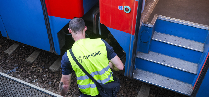 Megmagyarázta az államtitkár, miért vesztegelnek továbbra is a vonatok a román határon