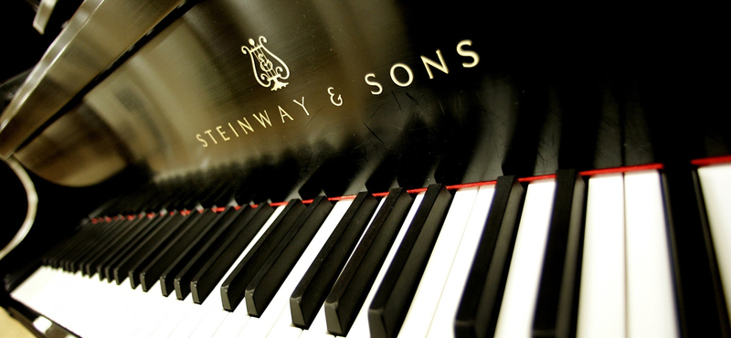 Így készül a híres Steinway zongora – videó