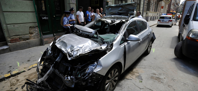 Képek jöttek a VIII. kerületben összetört Opelről