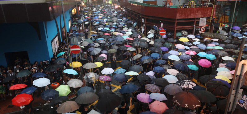 Tárgyalni akar a tiltakozókkal a hongkongi kormányzó