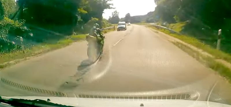 „Ez normális volt?” – csak ennyit tudott kérdezni egy autós, aki mellett elszáguldott egy motoros Gödöllőnél