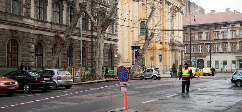 Fotók: Orbán miatt tilos a parkolás több utcában?