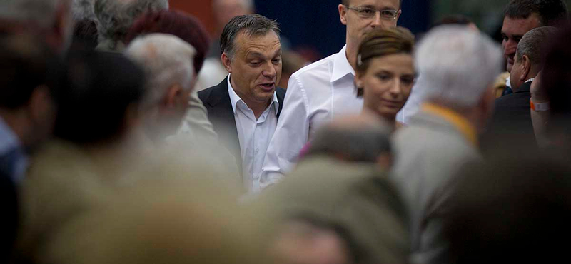 Felállva tapsoltak a Csodák Palotájában megjelenő Orbánnak