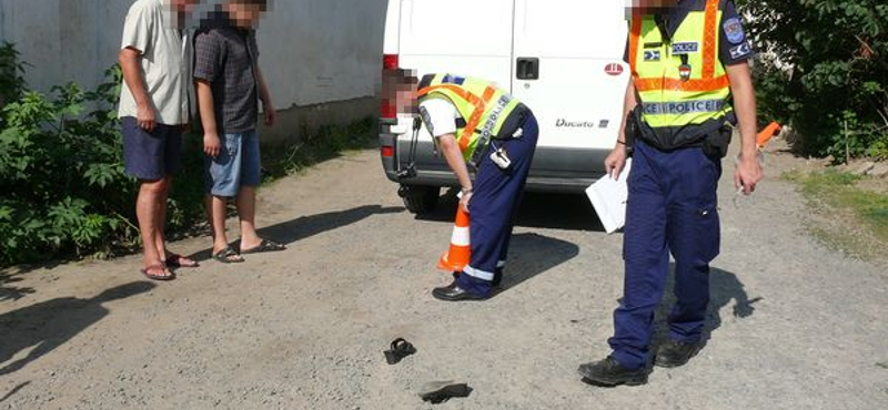 Tolató furgon ütött el egy nőt - fotók