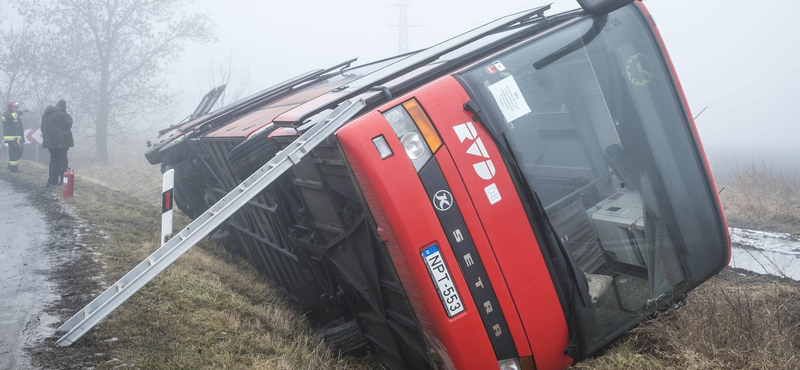 Árokba borult egy busz Kislángnál – 17 sérült