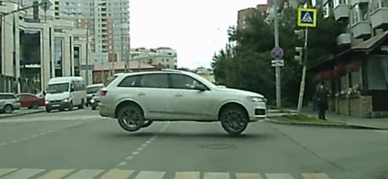 Forgalmas városi kereszteződésben ugratott egy Q7-es Audi – videó