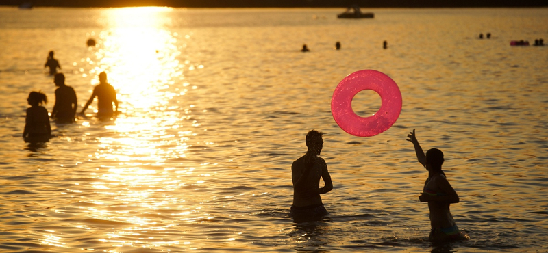 Gyerekek lopkodtak a velencei strandon