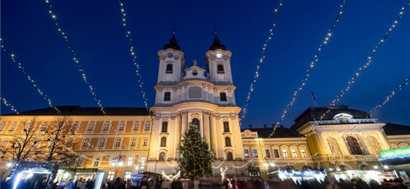 Lebontották, sőt már fel is darabolták Eger karácsonyfáját