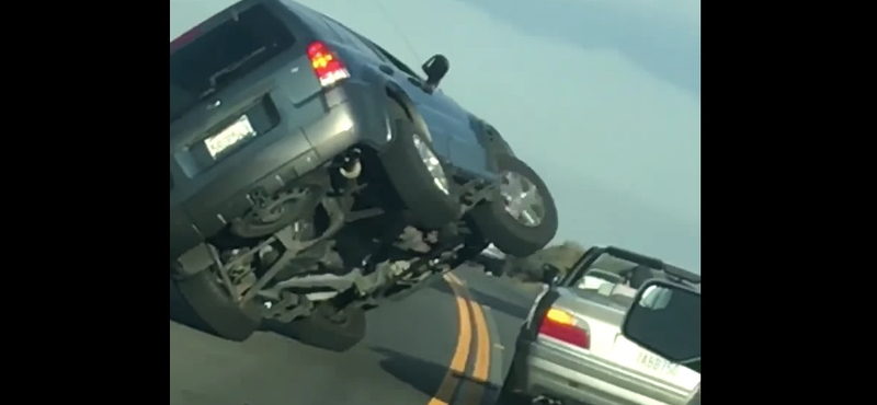 Instant karma: bosszút akart állni a sofőr a BMW-sen, de ő húzta a rövidebbet – videó