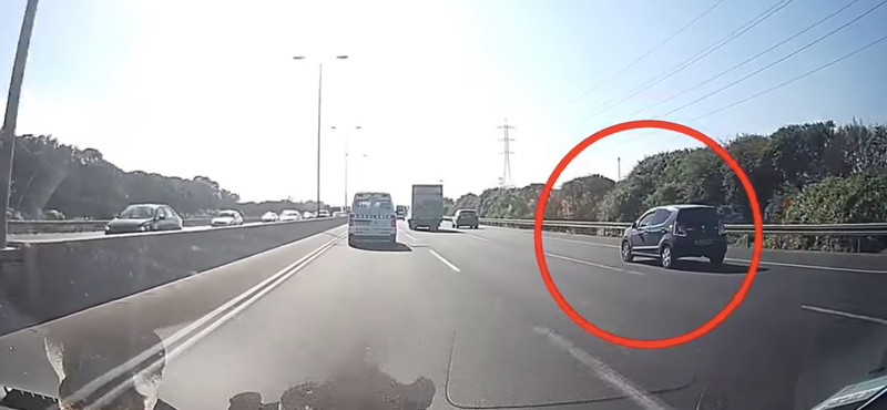 Tolatóradar: mentő elé akart bevágni a vadul előző suzukis, nagyon rossz vége lett – videó