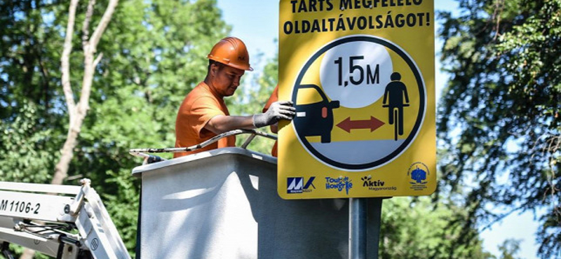 1,5 méter – új táblákat rak az utak mellé a közútkezelő