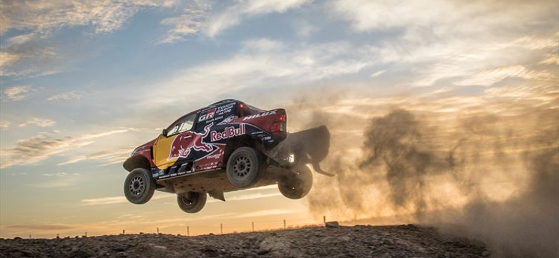 Ilyen Toyota Hiluxok fognak repkedni a következő Dakar ralin