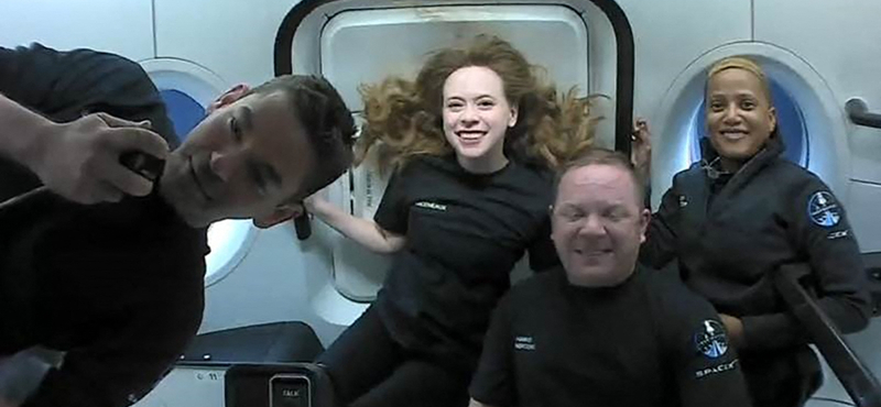 Simán visszatért a Földre a SpaceX űrturistákat szállító űrhajója