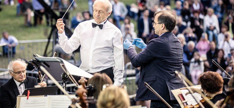 Fischer Iván koncert közben kapott védőoltást